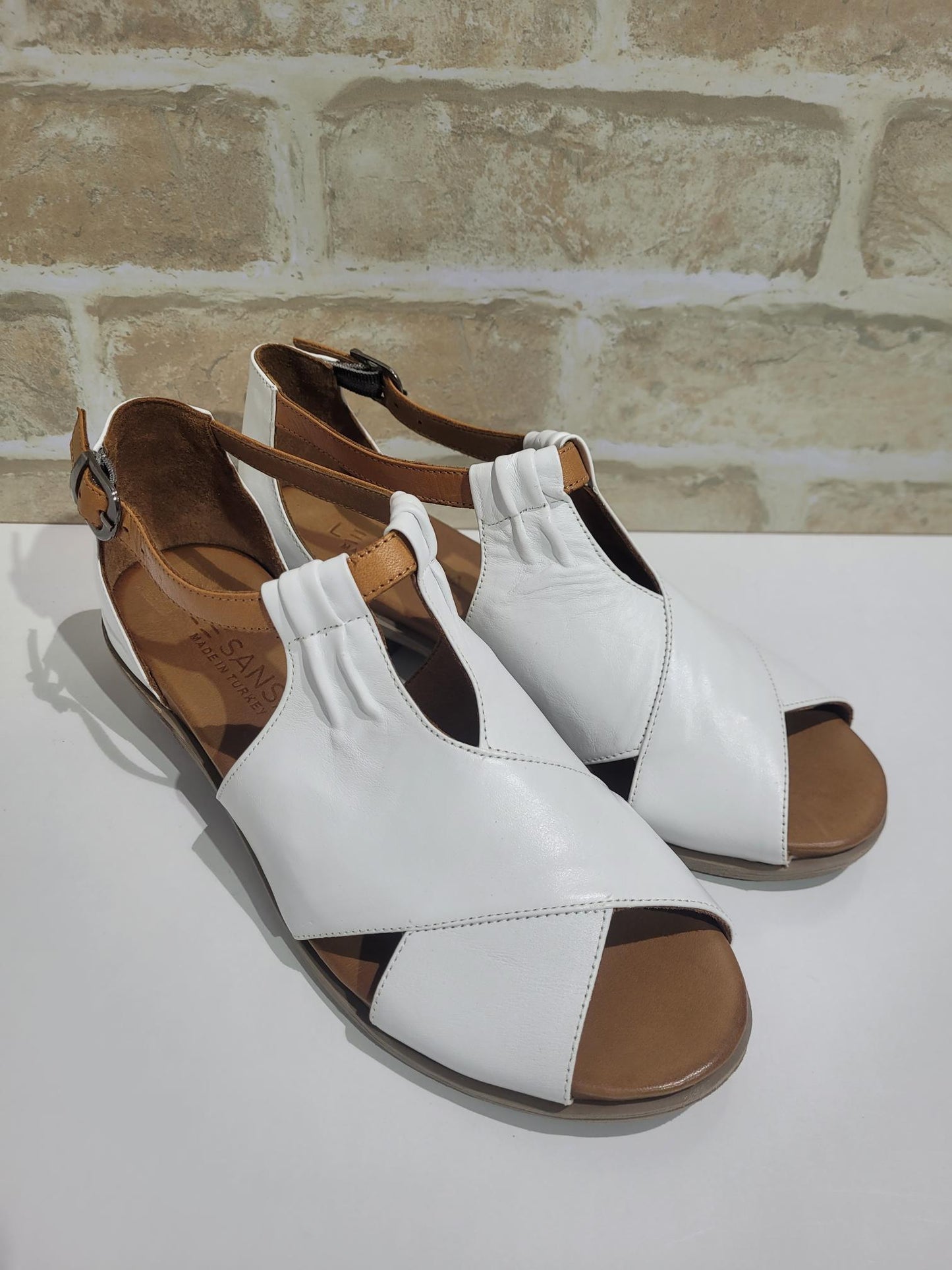 Digby White/Tan