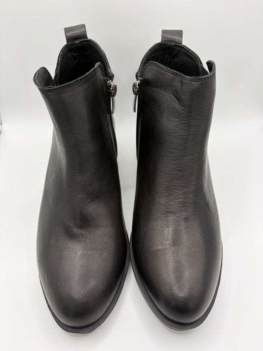 EG213 Black Leather
