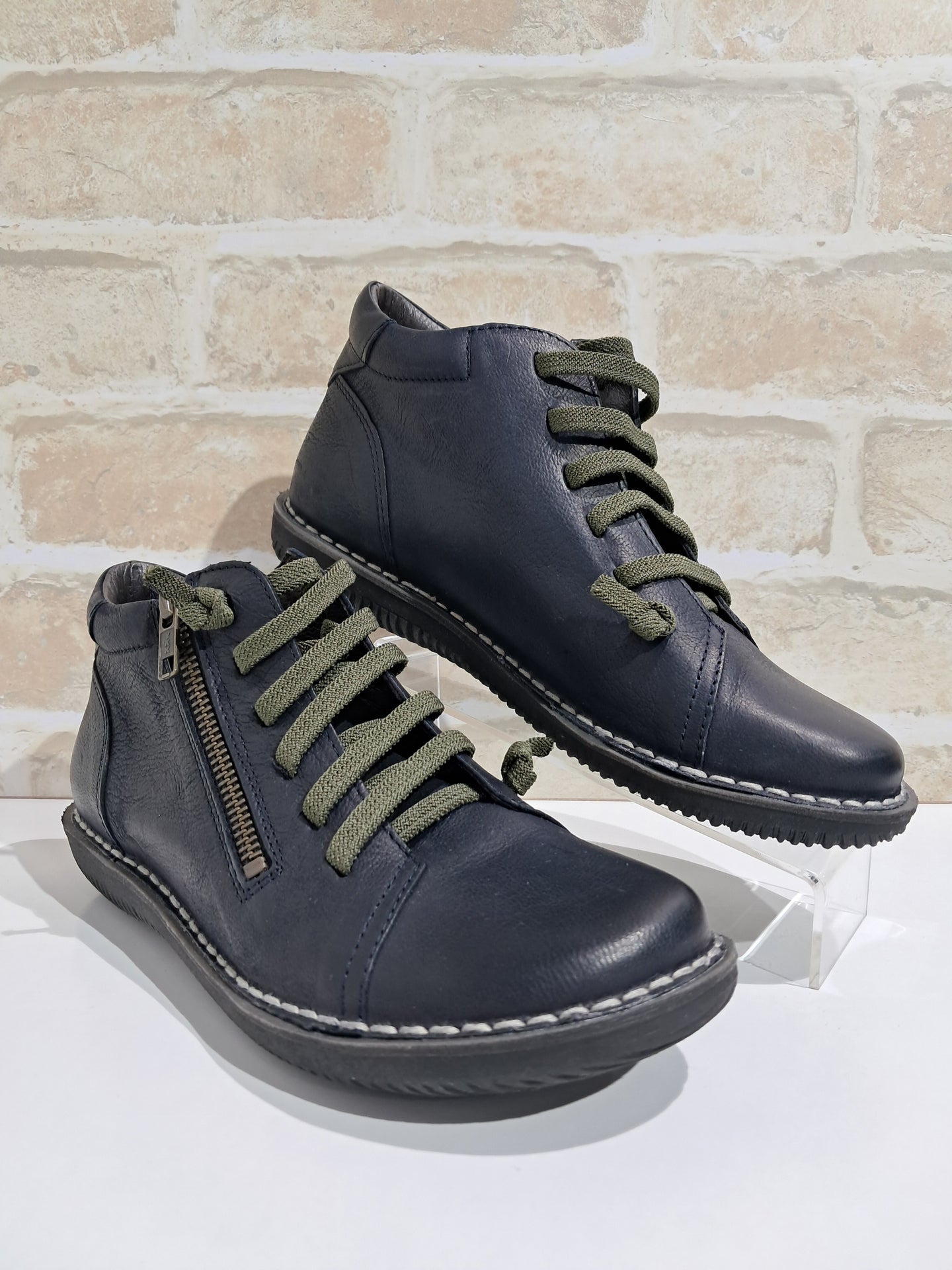 Madge Navy by Zeta