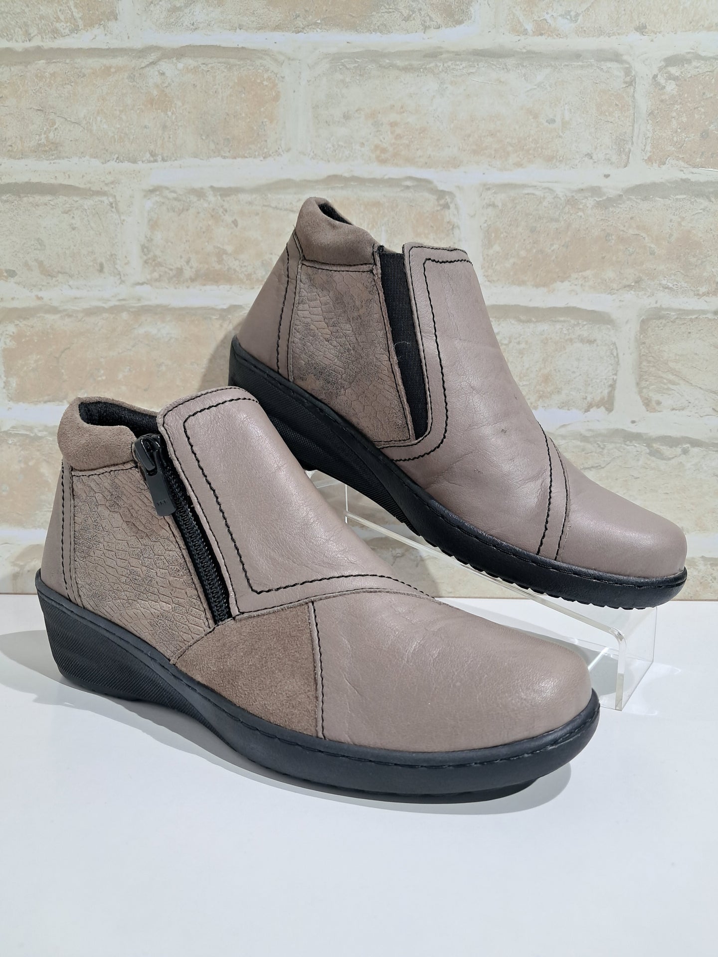 CP462-18 Taupe Combo by Cabello