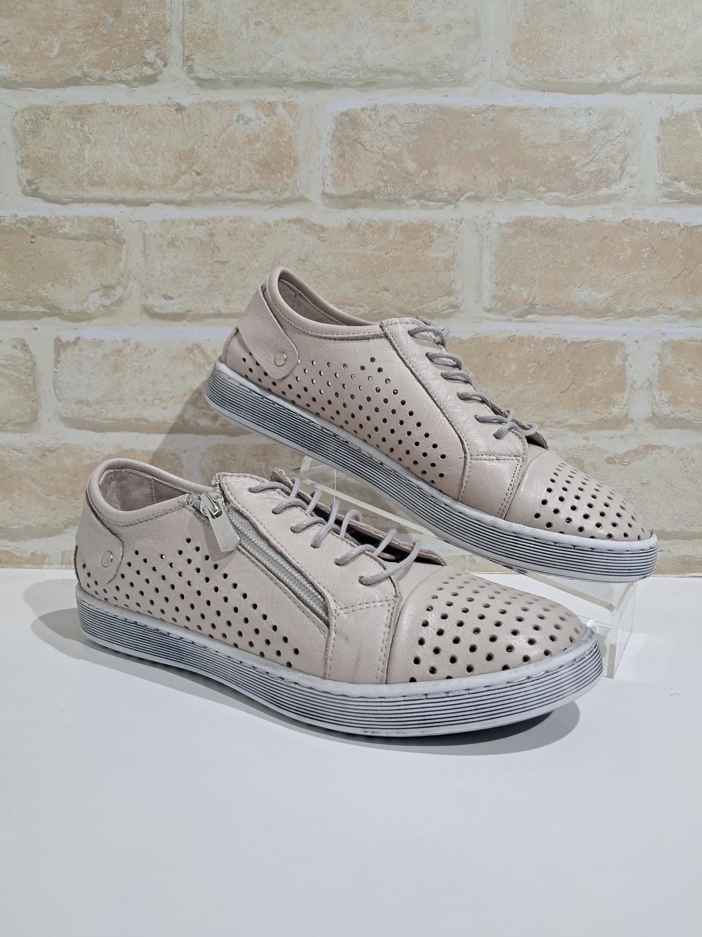 EG17 Taupe by Cabello
