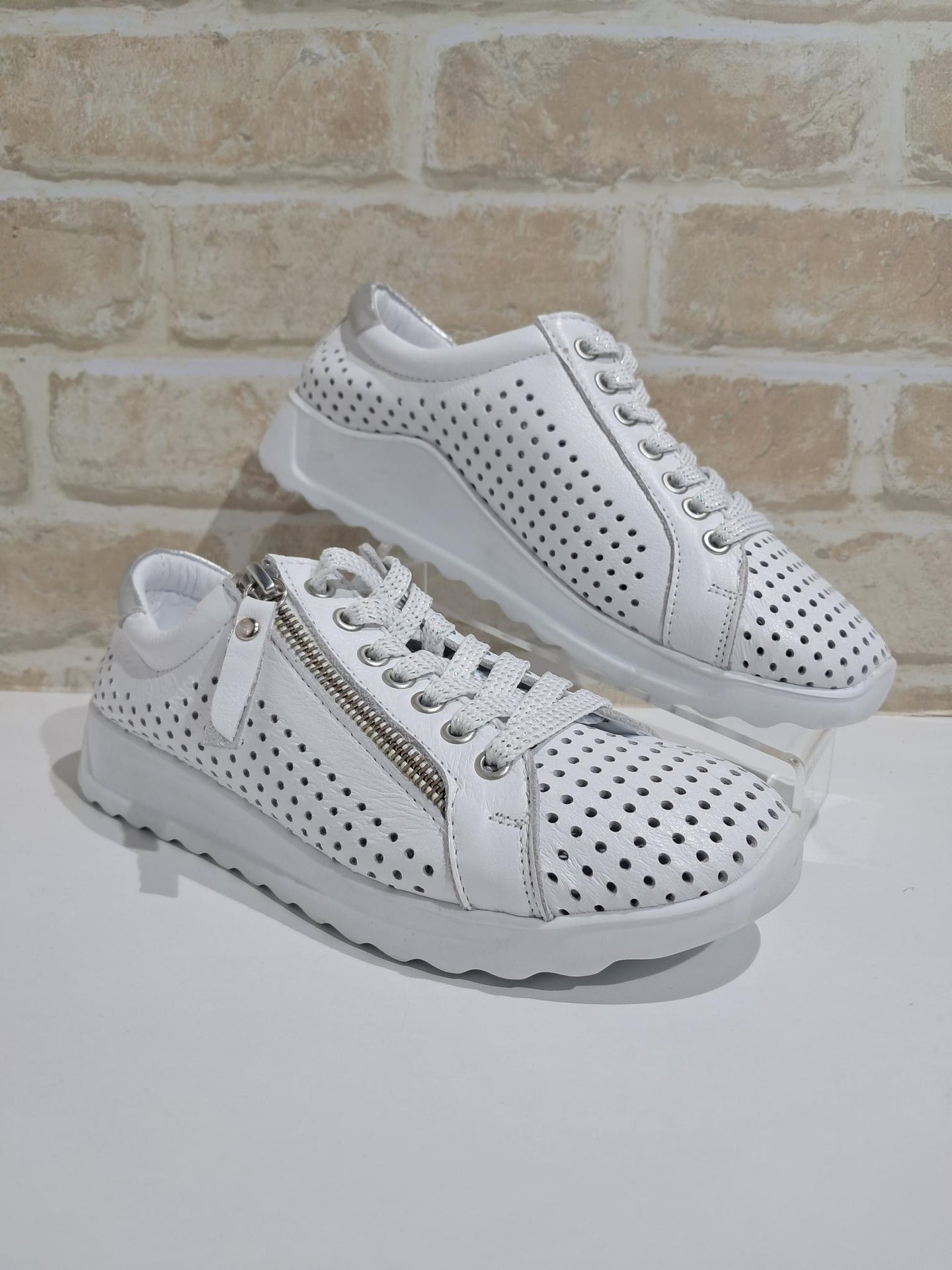 EG256 White by Cabello