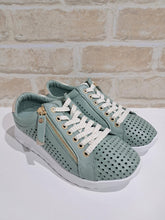 Load image into Gallery viewer, EG256 Emerald by Cabello
