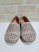 Load image into Gallery viewer, Muriel Taupe by Cabello
