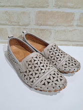 Load image into Gallery viewer, Muriel Taupe by Cabello
