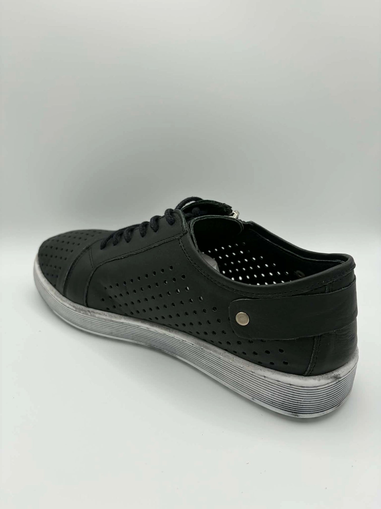 EG17 Black