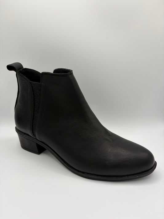 EG213 Black Leather