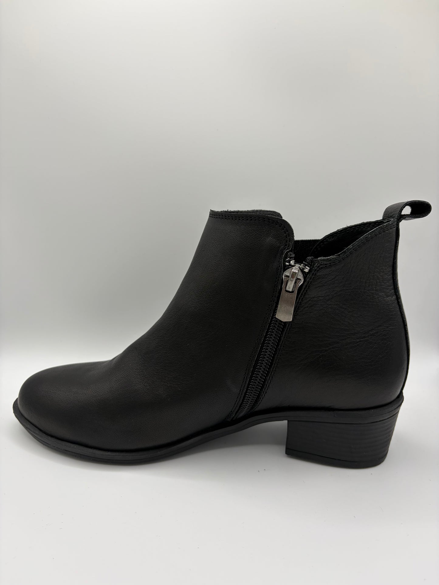 EG213 Black Leather