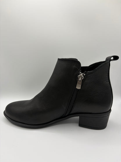 EG213 Black Leather