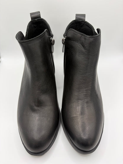 EG213 Black Leather