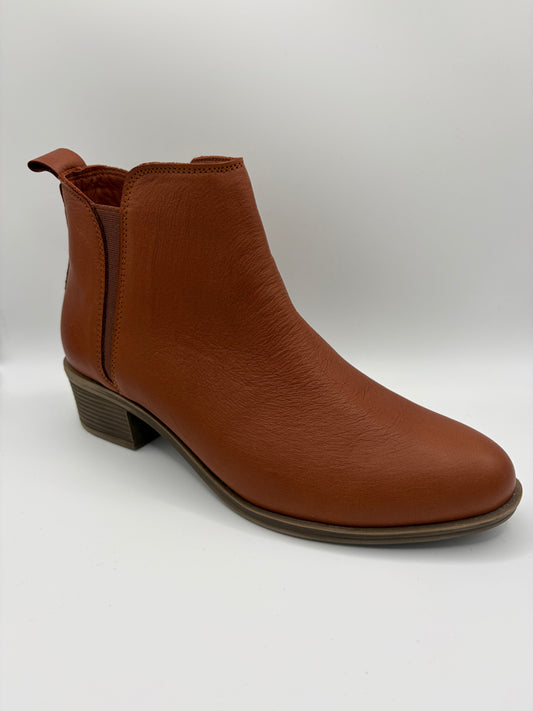 EG213 Tan Leather